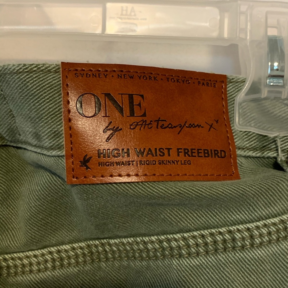 Distressed Cropped Jeans - Picture 5 of 6